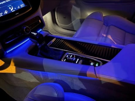 Mittelkonsole und Sitze eines Mercedes in blauem Ambientelicht