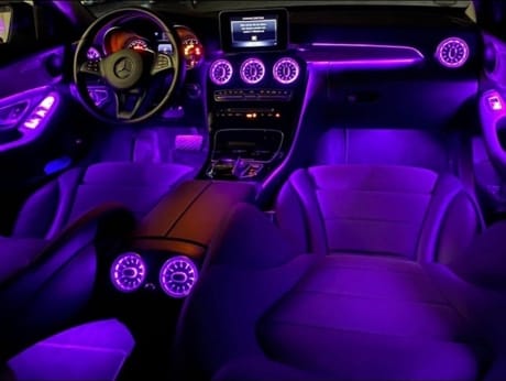 Mercedes C-Klasse Innenraum komplett in violettes Ambientelicht getaucht