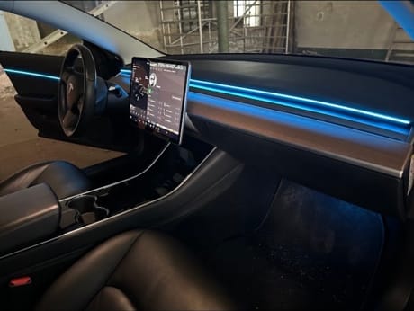 Tesla Model 3 Armaturenbrett mit nachgerüsteter türkiser Ambiente-Lichtleiste