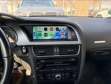 Audi Cockpit mit nachgerüstetem CarPlay-Display bei Tageslicht