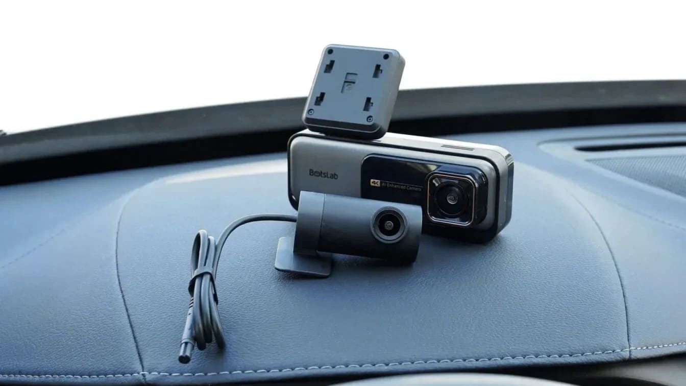 Dashcam mit Front- und Innenraumkamera auf dem Armaturenbrett eines Fahrzeugs