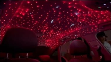 Dicht gesetzter roter Sternenhimmel im Dachhimmel eines Fahrzeugs